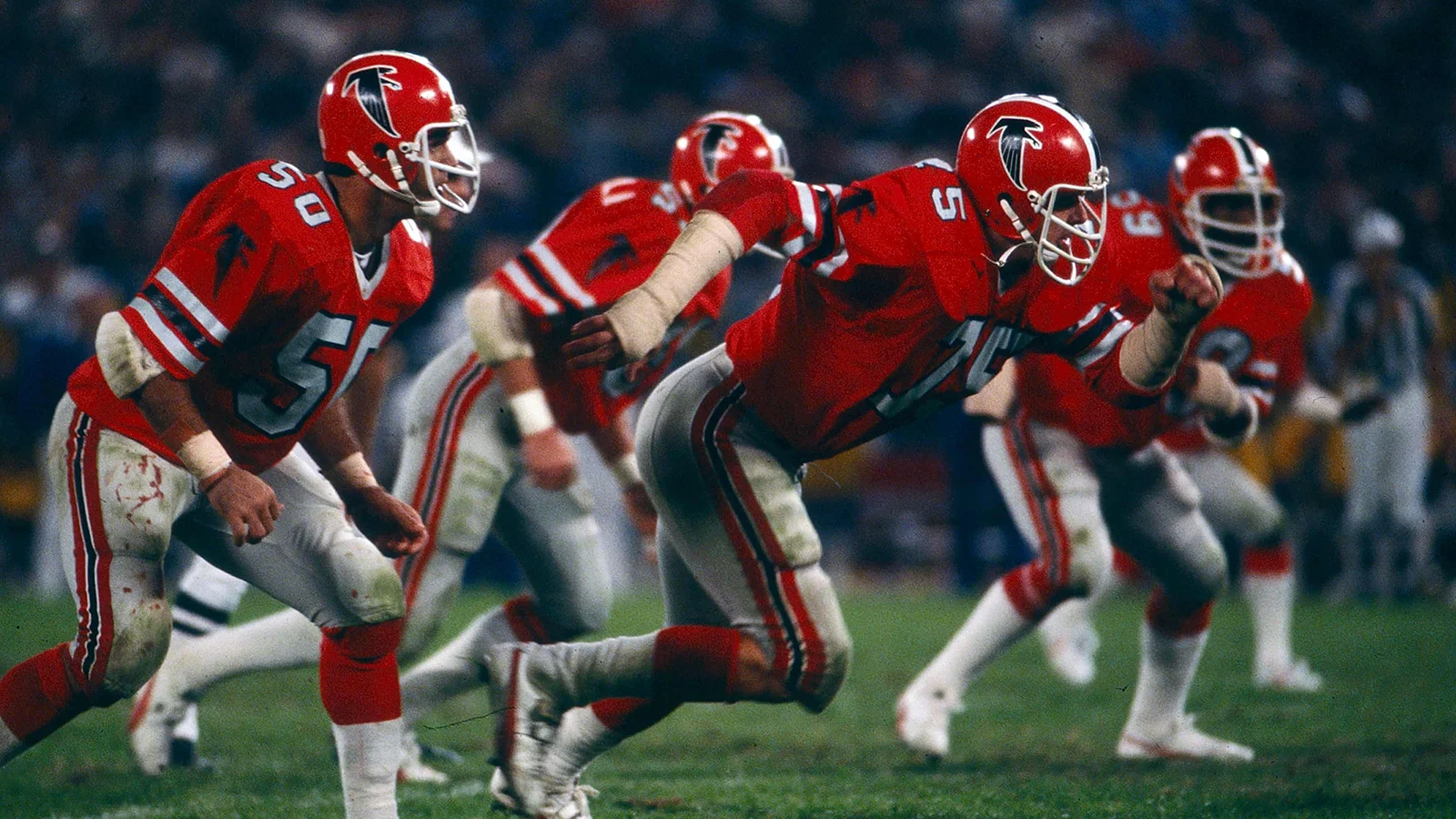 Photo d’archives des joueurs des Falcons d’Atlanta en uniformes rouges, portant l’emblème original.