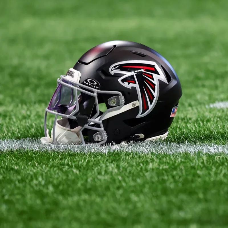 Casque noir des Falcons d’Atlanta posé sur le terrain.